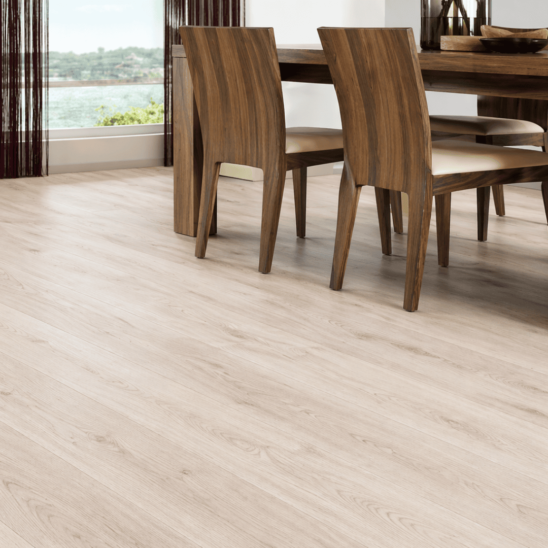 Sala de jantar com piso vinílico de alto padrão