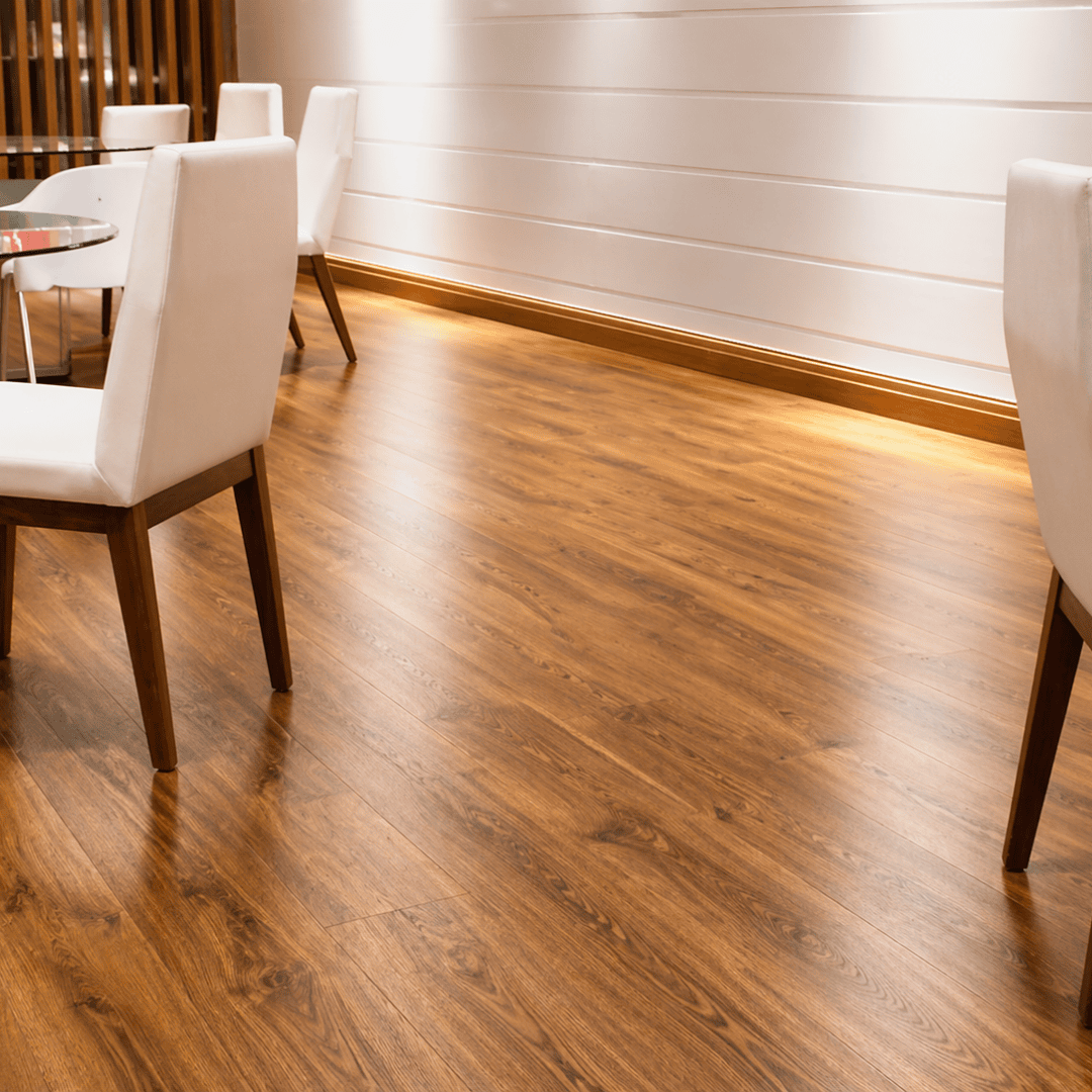 Sala de jantar com piso vinílico de alto padrão